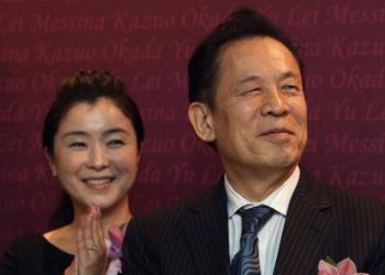 岡田和生指控其妻兒及前同事斂財