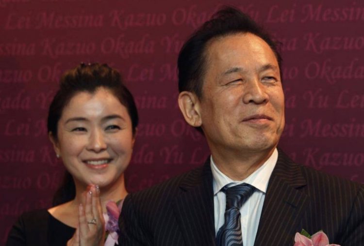 岡田和生指控其妻兒及前同事斂財