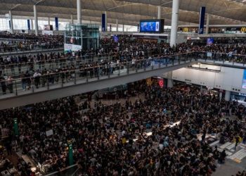 分析師警告香港機場因抗議關閉將對澳門博彩總收入產生負面影響