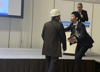 橫濱副市長於首屆日本IR博覽會上被反對賭場的示威人士打斷演講