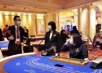 澳門賭場員工被要求在2022年3月之前都要戴口罩