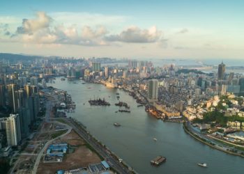 澳門開始為市民接種第二劑新冠疫苗，官員期望進一步放寬與內地的通關安排