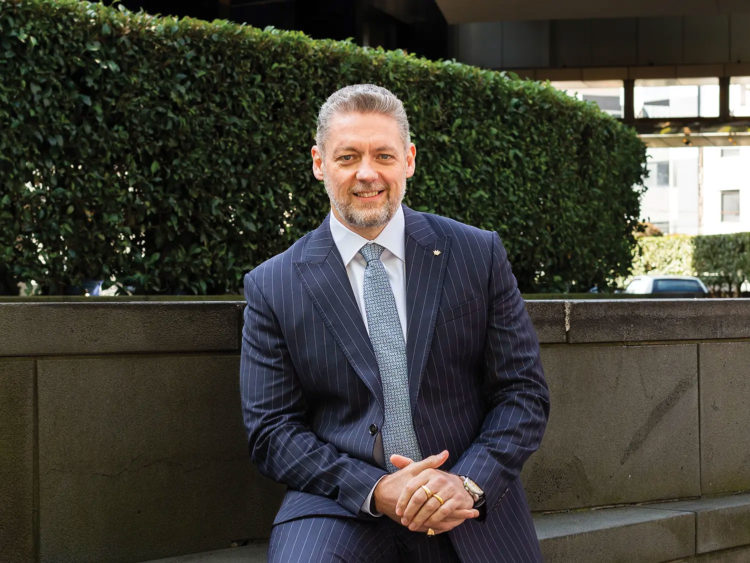 簡浩龍: 皇冠加身