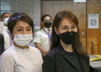 梁安琪轉讓10%股份給何超鳳