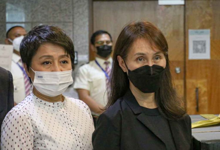 梁安琪轉讓10%股份給何超鳳