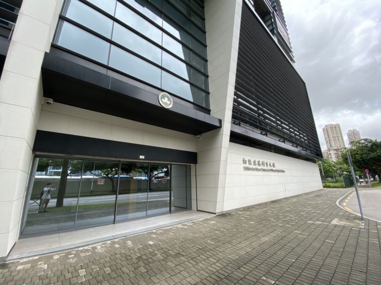 陳榮煉案八名被告缺席 陳榮煉保持沉默不答辯