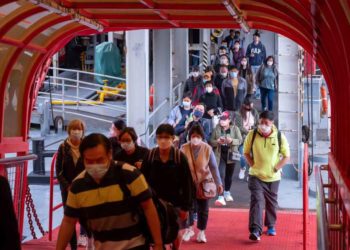 周五香港客來澳門，船或車飛「買去程送回程」