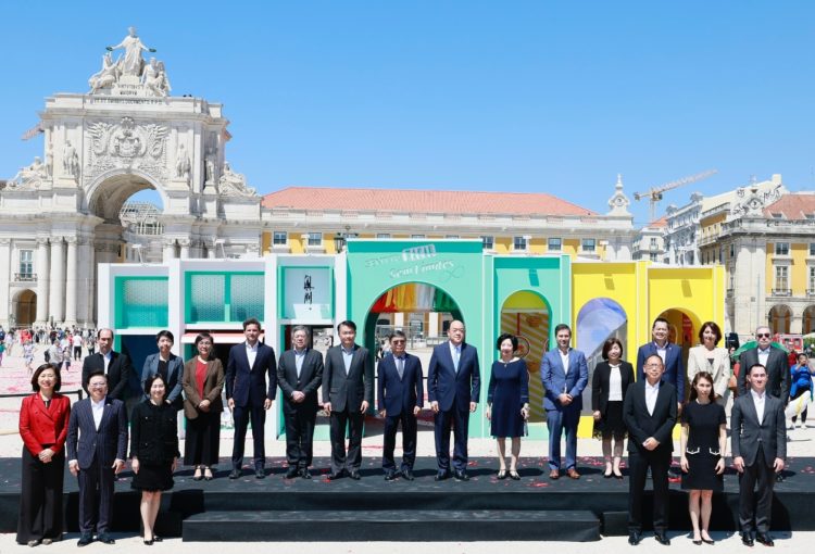 行政長官賀一誠聯同何超瓊、何超鳳及何猷龍等人組成代表團，訪問歐洲以促進國際遊客到訪澳門