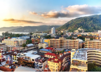 普吉島當局拘捕15名在廢棄購物中心聚賭的賭徒