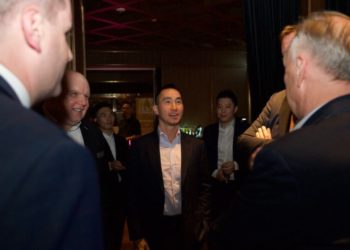 新濠主席何猷龍出席最新一期「澳門入夜後MAD」活動，業界齊聚新濠影滙W酒店頂層特色酒吧Blind Tiger