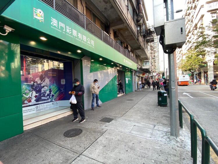 澳門政府指，澳門彩票續約條件之一是減外僱