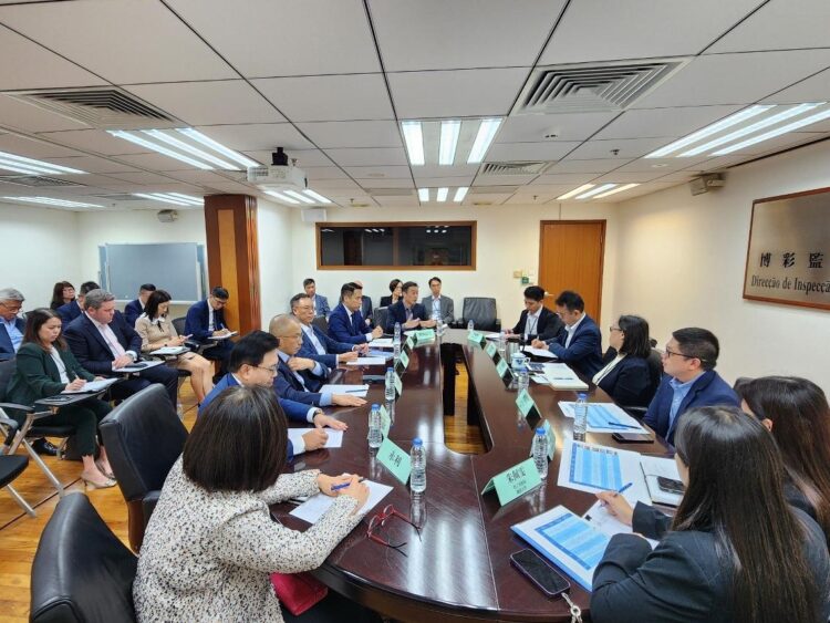 澳門政府決定，發出八號風球時所有賭場關閉